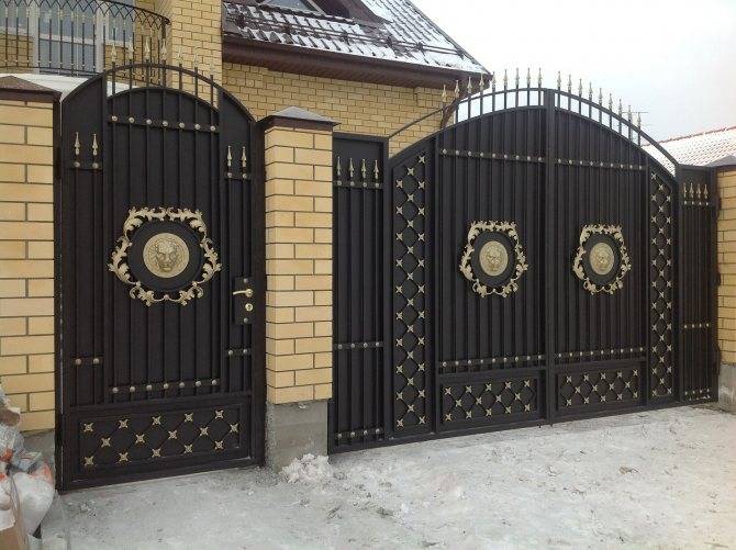 Кованые заборы и ворота: идеи применения, стильные сочетания, лучшие варианты украшений + фото применения и оформления