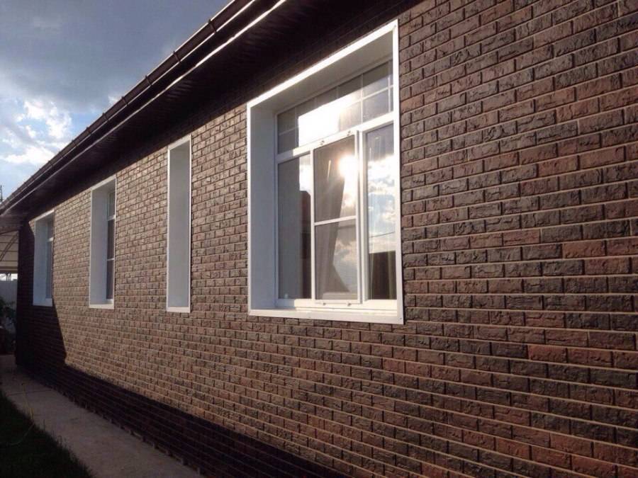 Сайдинг и фасадные панели: что лучше выбрать, сочетание, виды (под кирпич, камень) + фото