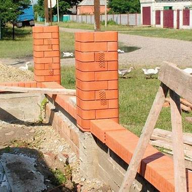 Кирпичные столбы для забора своими руками: пошаговая инструкция